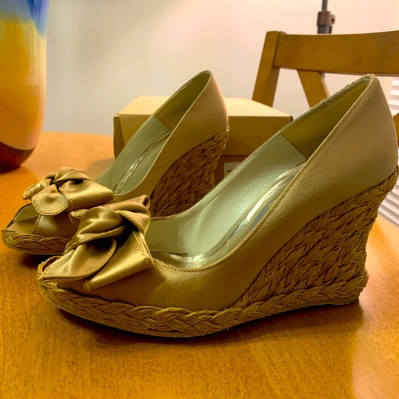 Stuart Weitzman Beige Satin Bow Wedge Espadrille Heels Shoes Bowton Size 6 π€π€ - Picture 1 of 16
